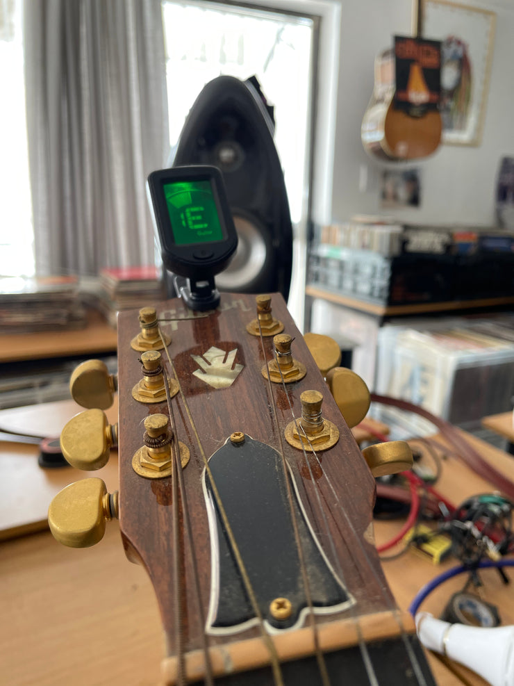 Musical Innovation- Clip on Tuner for Guitar, Chromatic, Bass, Violin, Ukulele (In Stock) )(bobb)