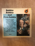 Sakkie Sakkie Met Oom Sakkie - Vinyl LP Record - Opened  - Very-Good Quality (VG) - C-Plan Audio